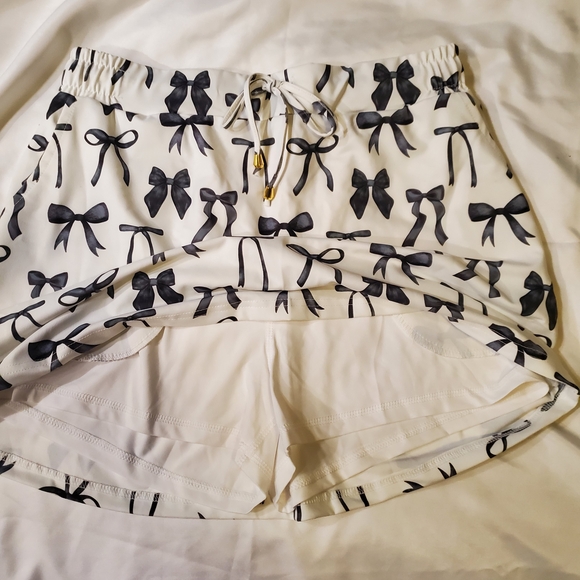 Elegant Black Bow Print Women's Shorts - Picture 2 of 7